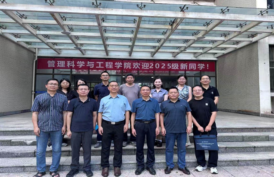 一群人站在一起合影AI 生成的内容可能不正确。